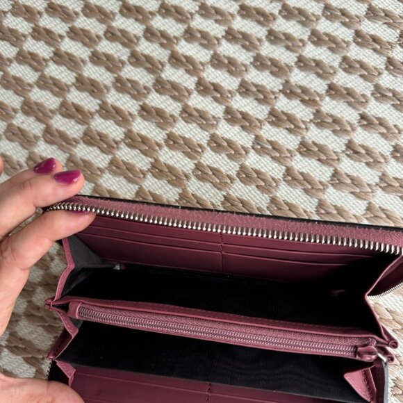Like New Gucci Wallet - Picture 10 of 10